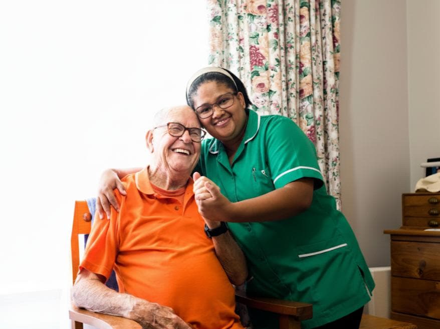 Cuidadora profissional da Serena Nobre auxiliando idosa em São Paulo - cuidado domiciliar humanizado e qualificado